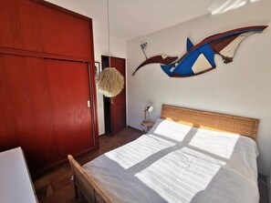 2 habitaciones, caja de seguridad en la habitación y escritorio 