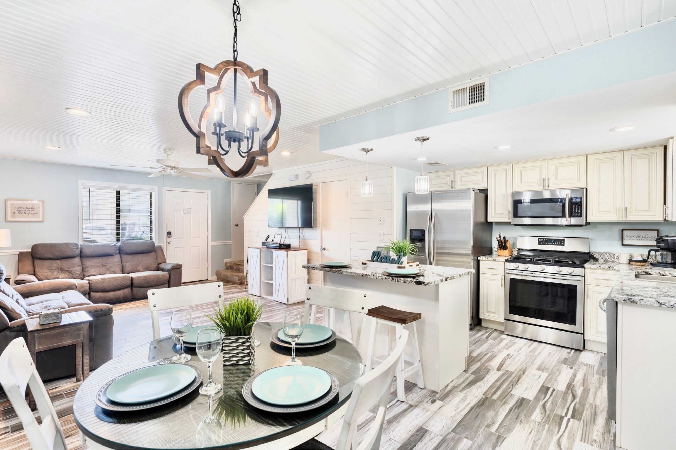 Mikrobølgeovn, ovn, kokeplater og oppvaskmaskin