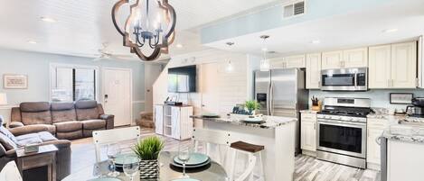 Mikrobølgeovn, ovn, kokeplater og oppvaskmaskin