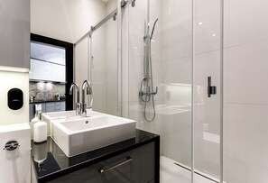 Deluxe Apartment | Bathroom | Hair dryer, towels, toilet paper - 3D WYGODA Apartamenty (Kraków)