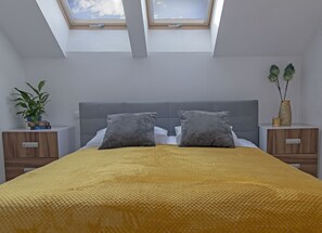 Huoneisto, puolikerroksessa | Äänieristys, silitysrauta/-lauta, ilmainen Wi-Fi, vuodevaatteet