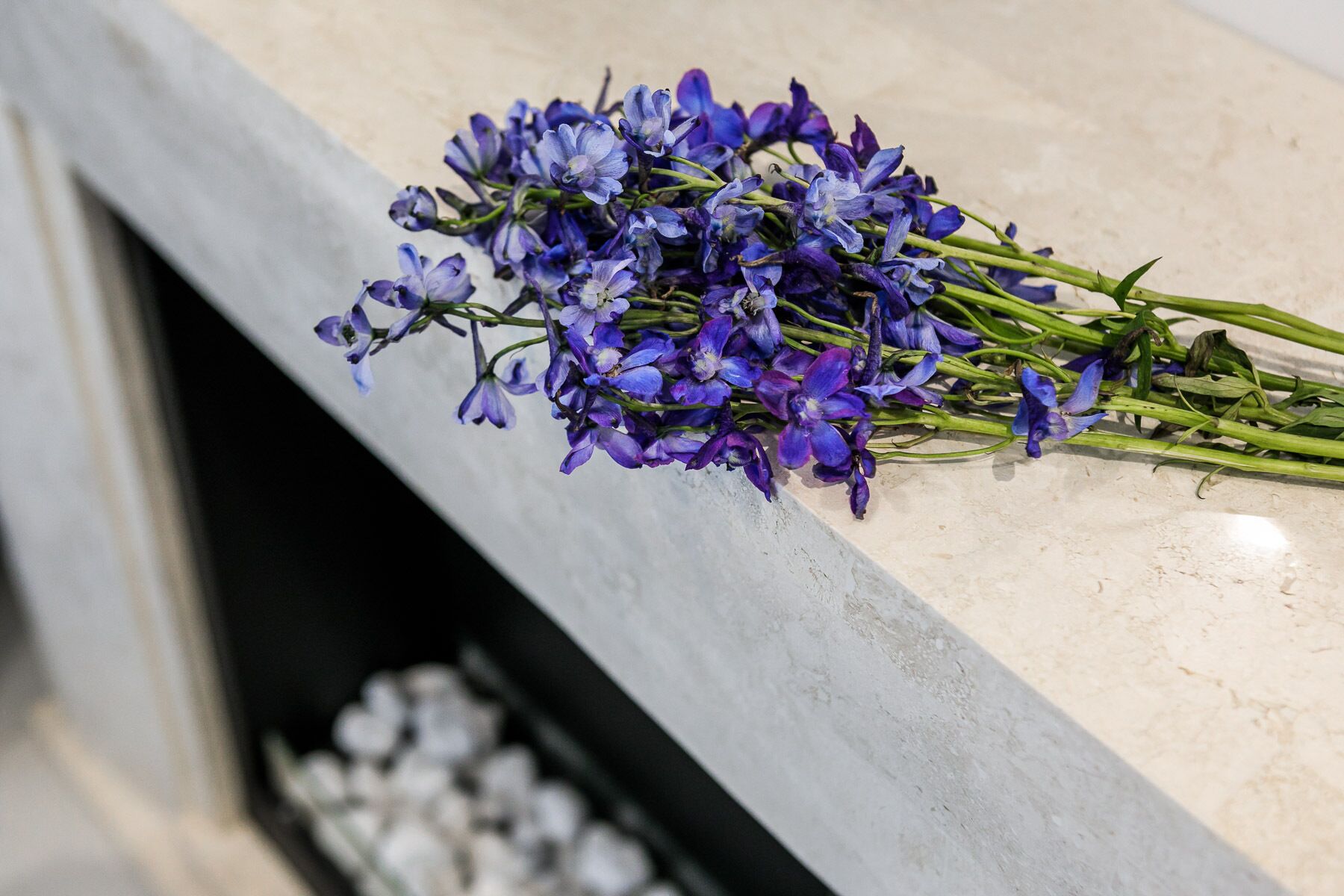 Un ramo de flores moradas sobre una superficie de mármol.