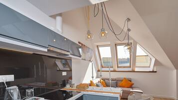 Huoneisto, puolikerroksessa | Yksityinen keittiö | Jääkaappi, uuni, liesi, astianpesukone