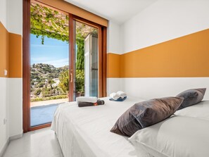 6 عدّة غرف نوم ومكواة/لوح كي وخدمة الإنترنت وملاءات أسرّة