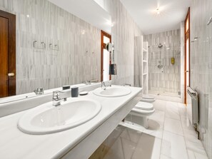 Douche, sèche-cheveux, serviettes fournies