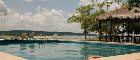 Una piscina al aire libre