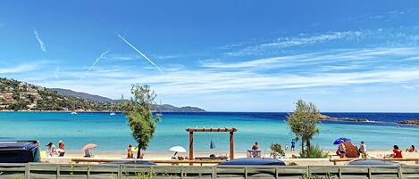 Ubicación cercana a la playa y tumbonas