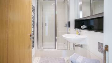 Apartment | Bathroom | Shower, free toiletries, towels
