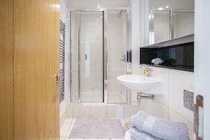 Appartement | Salle de bain | Douche, articles de toilette (gratuits), serviettes fournies