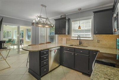 Sleeps 15, Entire Home, Deep Discounts for Longer Stays