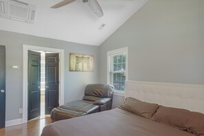 5 chambres, coffre-fort, bureau, fer et planche à repasser