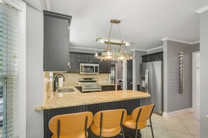 Réfrigérateur, four à micro-ondes, un four, surface de cuisson