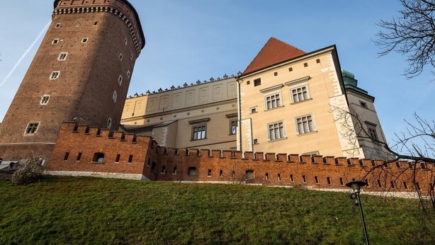 A historic building with a prominent tower and a large, fortified wall. - 3D WAWEL Apartament (Kraków)