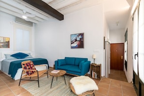1 slaapkamer, een strijkplank/strijkijzer, wifi, beddengoed