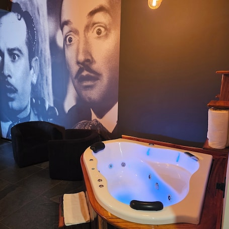 Suite, Hot Tub | Bathroom | Shower, rainfall showerhead, hair dryer, towels. Hotel Rio Rita
