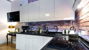 Departamento Deluxe | Cocineta privada | Refrigerador, microondas, horno y parrilla de estufa