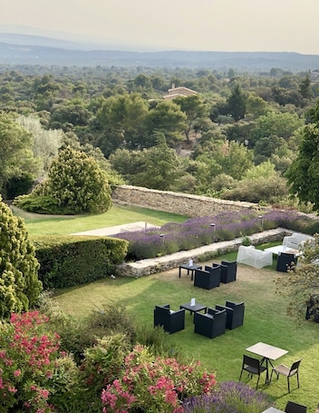 Garden view. Domaine de l'Enclos
