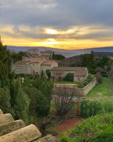 Property grounds. Domaine de l'Enclos
