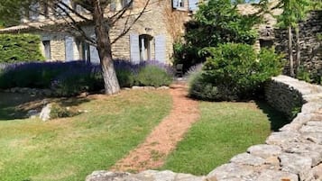 Una casa de piedra con un camino de piedra que lleva a la entrada.