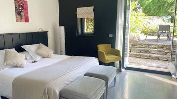 Luxe beddengoed, een strijkplank/strijkijzer, gratis babybedden