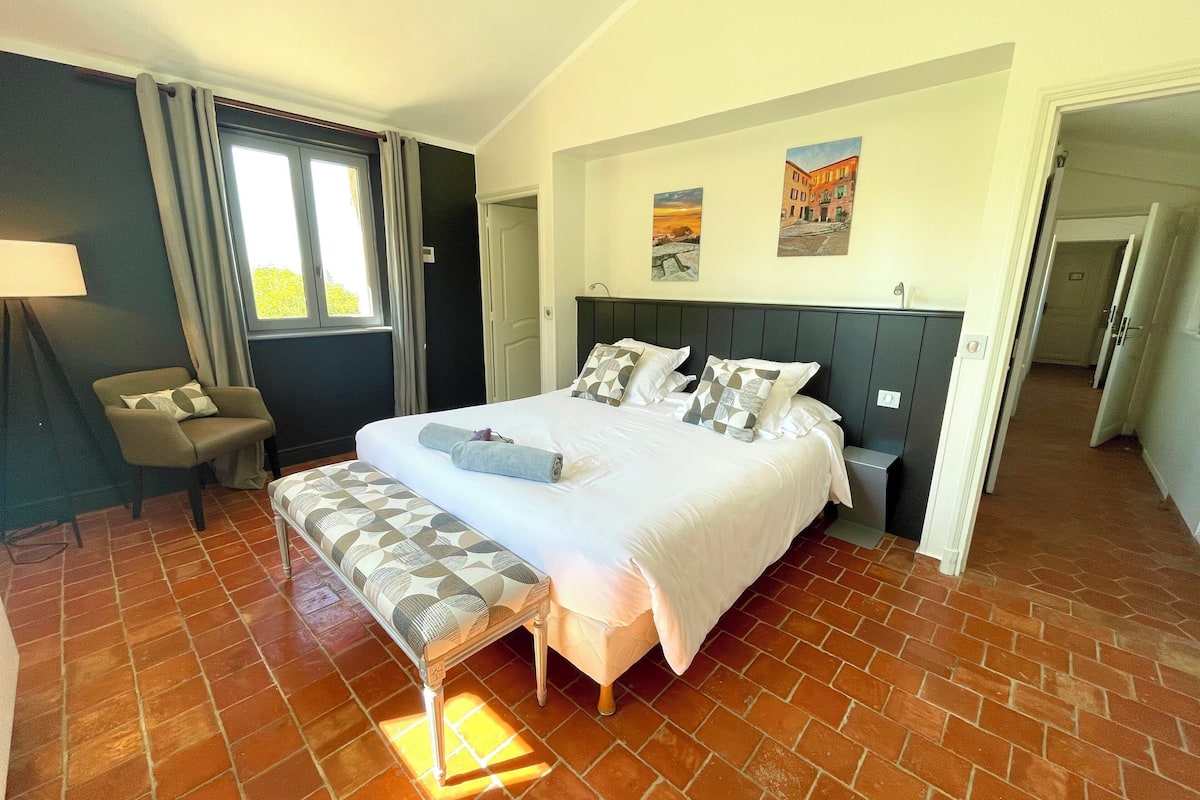 1 quarto, roupas de cama premium, ferros/tábuas de passar roupa