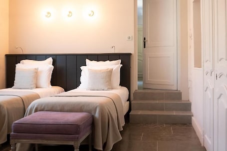 Suite familiar, terraza, vistas al jardín | Ropa de cama de alta calidad y tabla de planchar con plancha. Domaine de l'Enclos