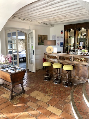 Bar (on property). Domaine de l'Enclos