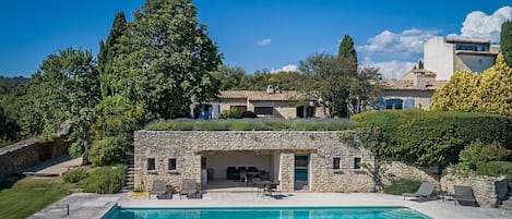 Piscina stagionale all'aperto, una piscina riscaldata, lettini