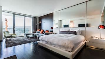 Tabla de planchar con plancha, wifi gratis y ropa de cama