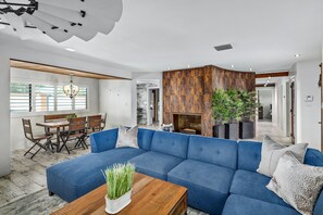 Smart TV, caminetto, videoteca, impianto stereo