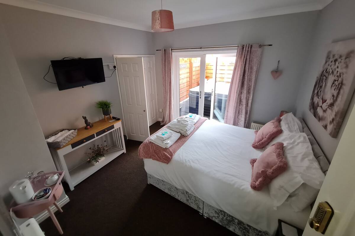 Double Room, Ensuite ( Private hot tub ROOM 4)