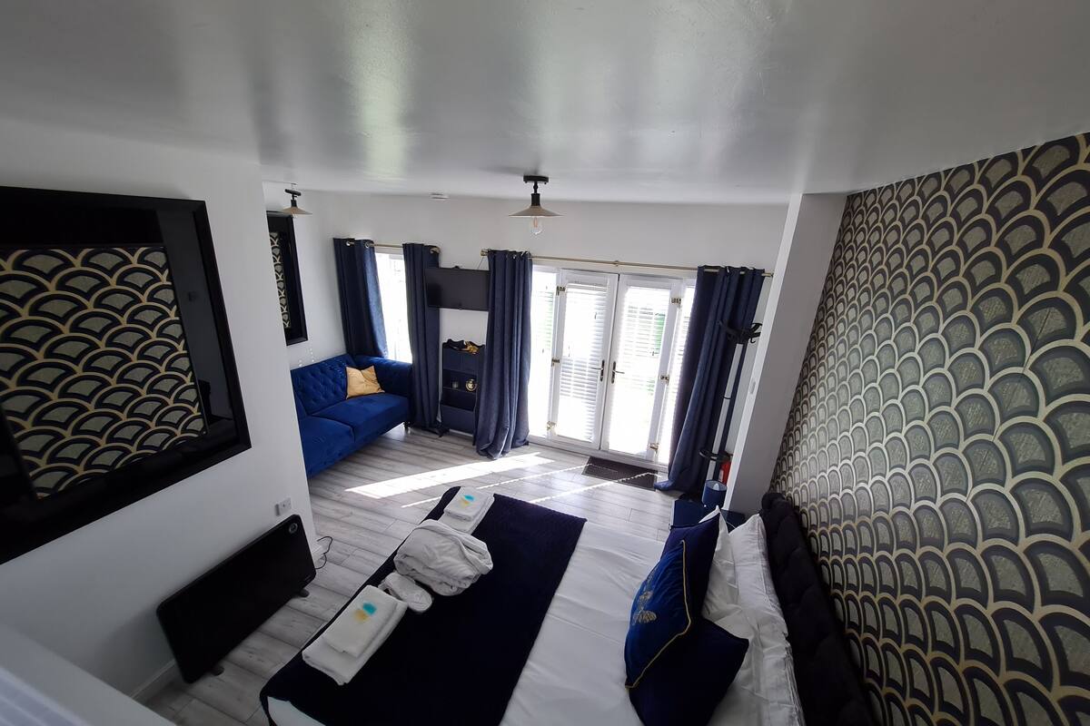 Deluxe Cottage, Ensuite ( Private hot tub ROOM 5)