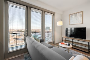 Signature Studio, Balcony (Self Check-in with Virtual Front Desk) | Living area - Kasa Arlington Dallas (Arlington)