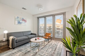 Comfort-Apartment, 2 Schlafzimmer, Nichtraucher, Balkon (Self Check-in with Virtual Front Desk) | Wohnzimmer | Flachbildfernseher, Netflix