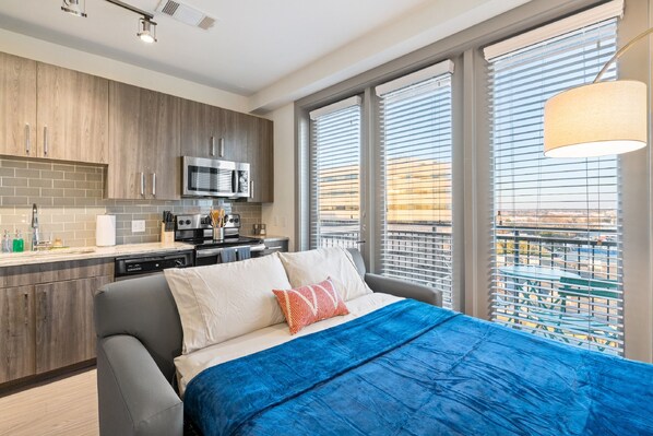Signature Studio, Balcony (Self Check-in with Virtual Front Desk) | Living area