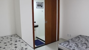 2 quartos, escrivaninha, ferros/tábuas de passar roupa