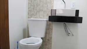 Chuveiro, papel higiênico