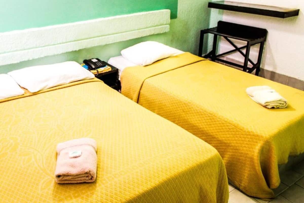 1 habitación, tabla de planchar con plancha, wifi gratis y ropa de cama