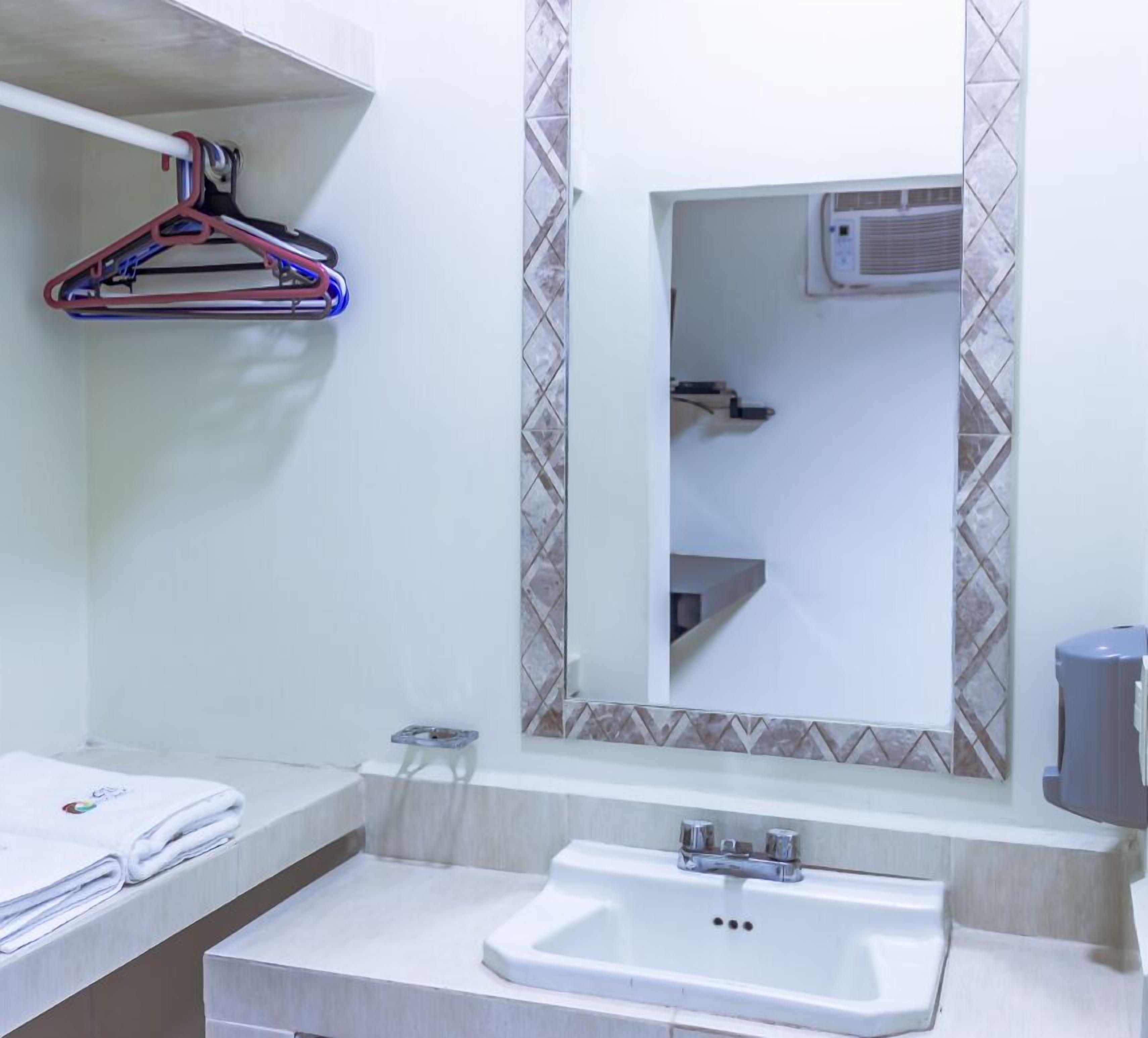 Regadera, amenidades de baño gratuitas, toallas 