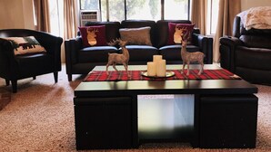 Cabin, 4 Bedrooms | Living room - Leaning Pine Retreat (Oakhurst)