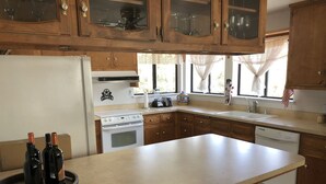 Cabin, 4 Bedrooms | Private kitchen | Oven - Leaning Pine Retreat (Oakhurst)