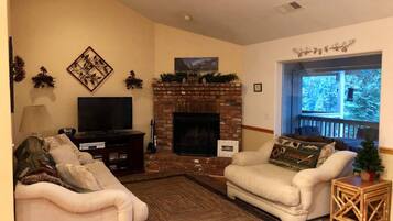 Cabin, 3 phòng ngủ | Phòng khách | TV màn hình phẳng, đầu đĩa DVD