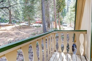 Balcony - Brookside Cottage (Yosemite National Park)