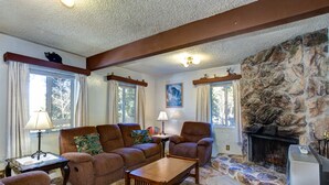 Living room - Brookside Cottage (Yosemite National Park)