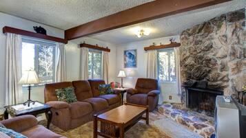 Cabin, 3 Bedrooms | Living room