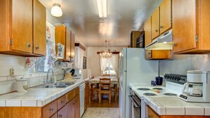 Private kitchen - Brookside Cottage (Yosemite National Park)