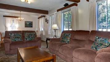 Cabin, 3 Bedrooms | Living room