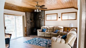 Chalet rustique, 3 chambres | Salle de séjour | Téléviseur, lecteur de DVD