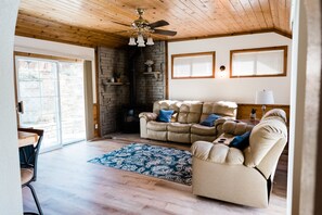 Living room - Lakeside Manor (Bass Lake)