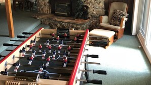 Games room - The Dogwood Cabin (Bass Lake)